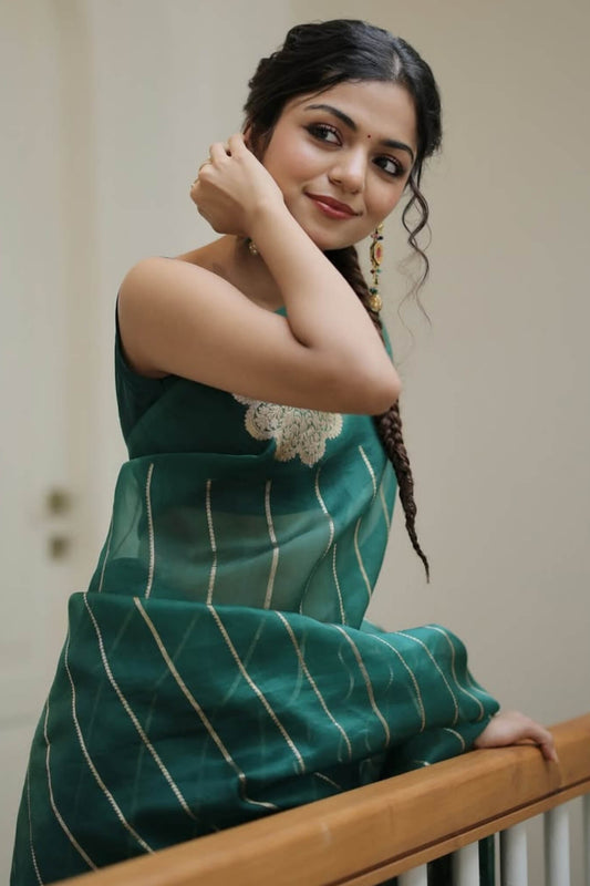 Classic Green Linen Silk Saree With Hypnotic Blouse Piece