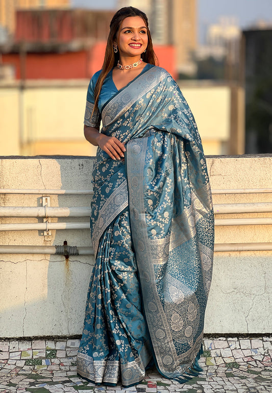 Admirable Firozi Soft Silk Saree With Resonant Blouse Piece