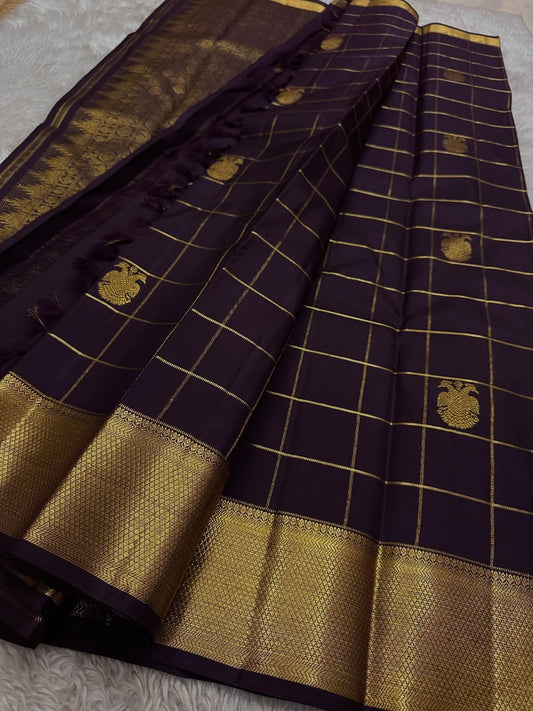 Confounding Purple Pure Zari Weaving Banarasi Silk Saree With Verdant Blouse Piece