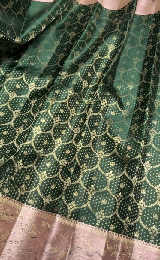 Beguiling Dark Green Pure Zari Weaving Banarasi Silk Saree With Devastating Blouse Piece