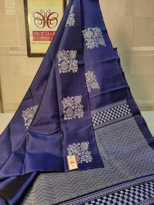 Twirling Navy Blue Soft Silk Saree With Desirable Blouse Piece