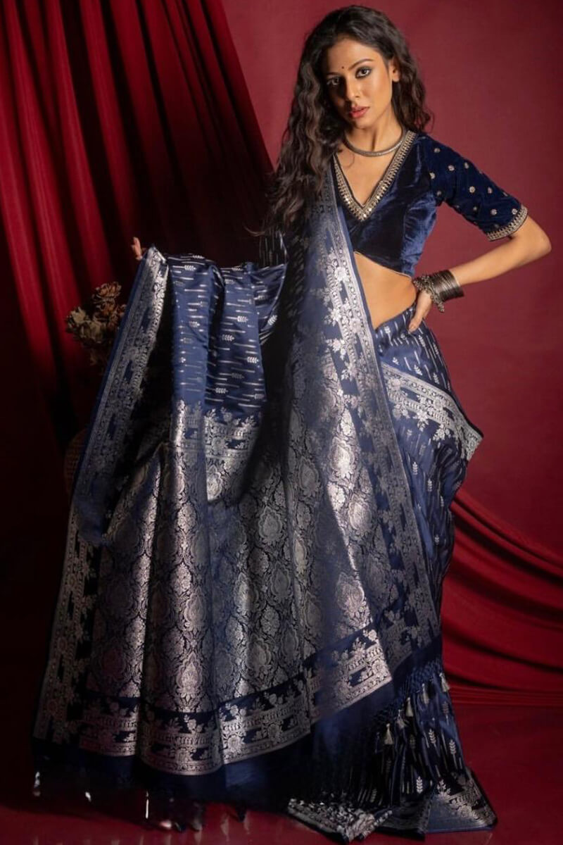 Groovy Navy Blue Soft Silk Saree With Scrupulous Blouse Piece