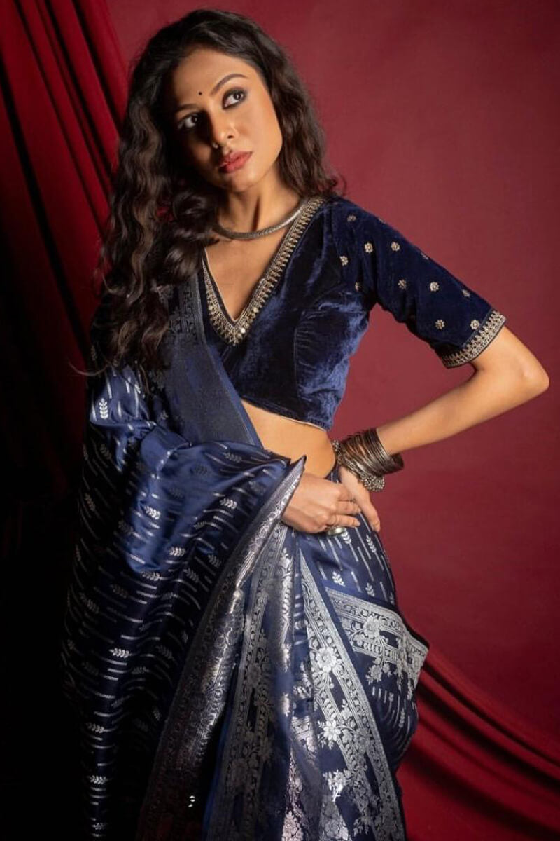 Groovy Navy Blue Soft Silk Saree With Scrupulous Blouse Piece