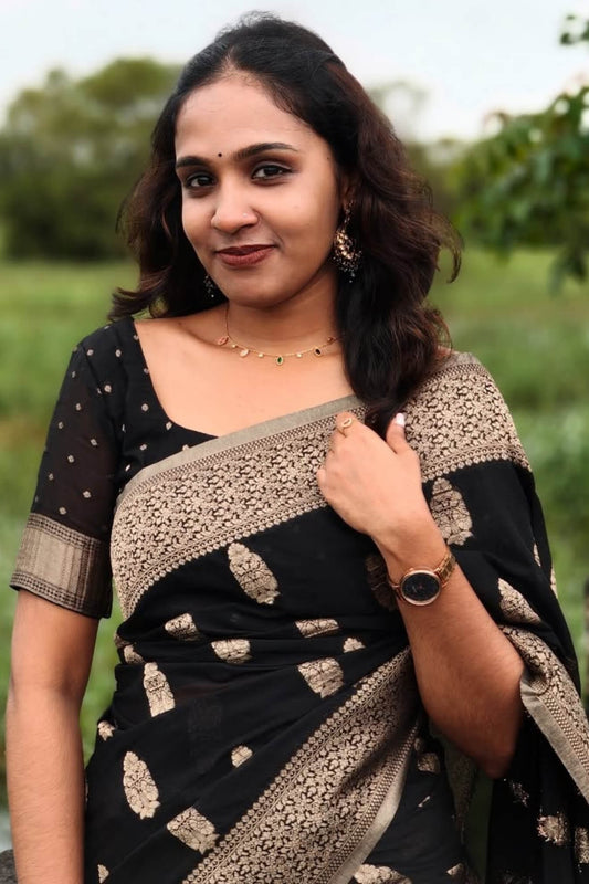 Phenomenal Black Soft Silk Saree With Pleasant Blouse Piece