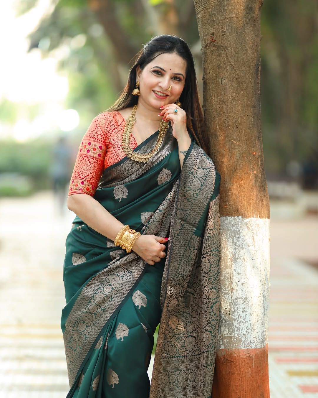 Refreshing Dark Green Soft Silk Saree With Gleaming Blouse Piece
