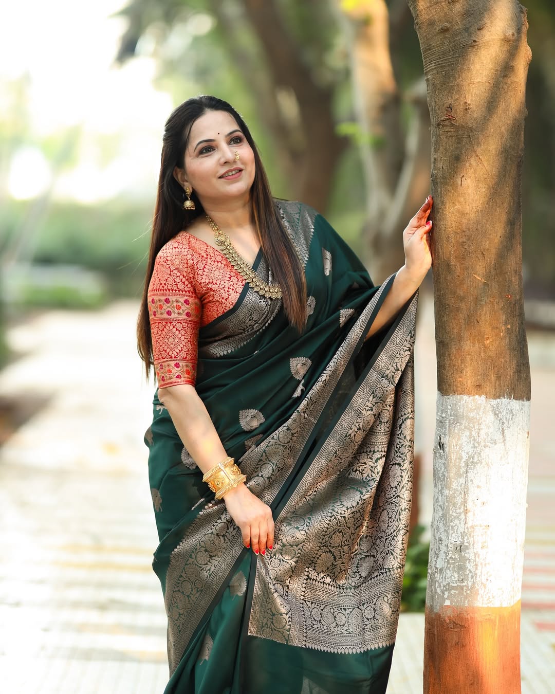 Refreshing Dark Green Soft Silk Saree With Gleaming Blouse Piece