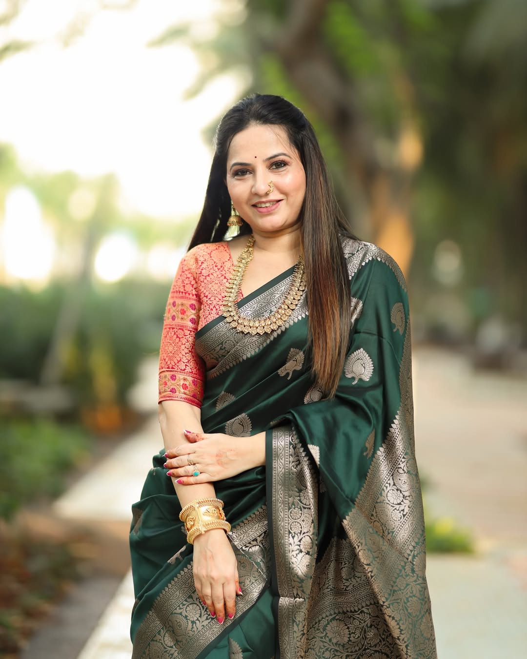 Refreshing Dark Green Soft Silk Saree With Gleaming Blouse Piece