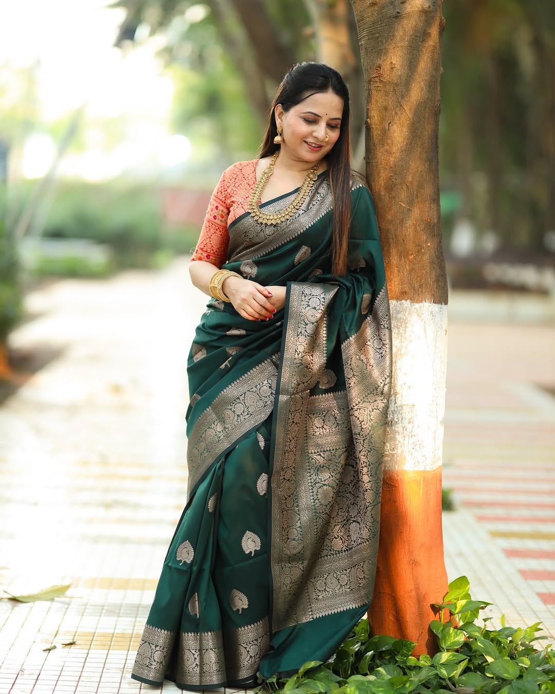 Refreshing Dark Green Soft Silk Saree With Gleaming Blouse Piece