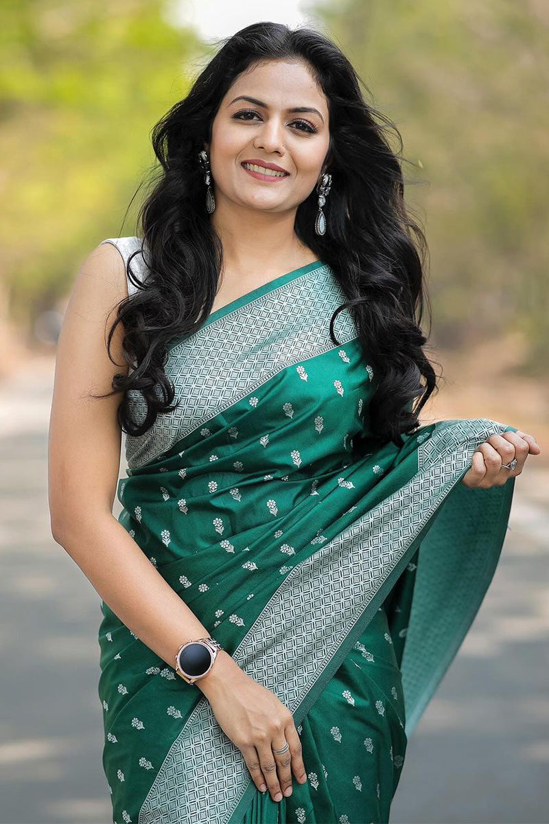 Unique Green Cotton Silk Saree With Dazzling Blouse Piece