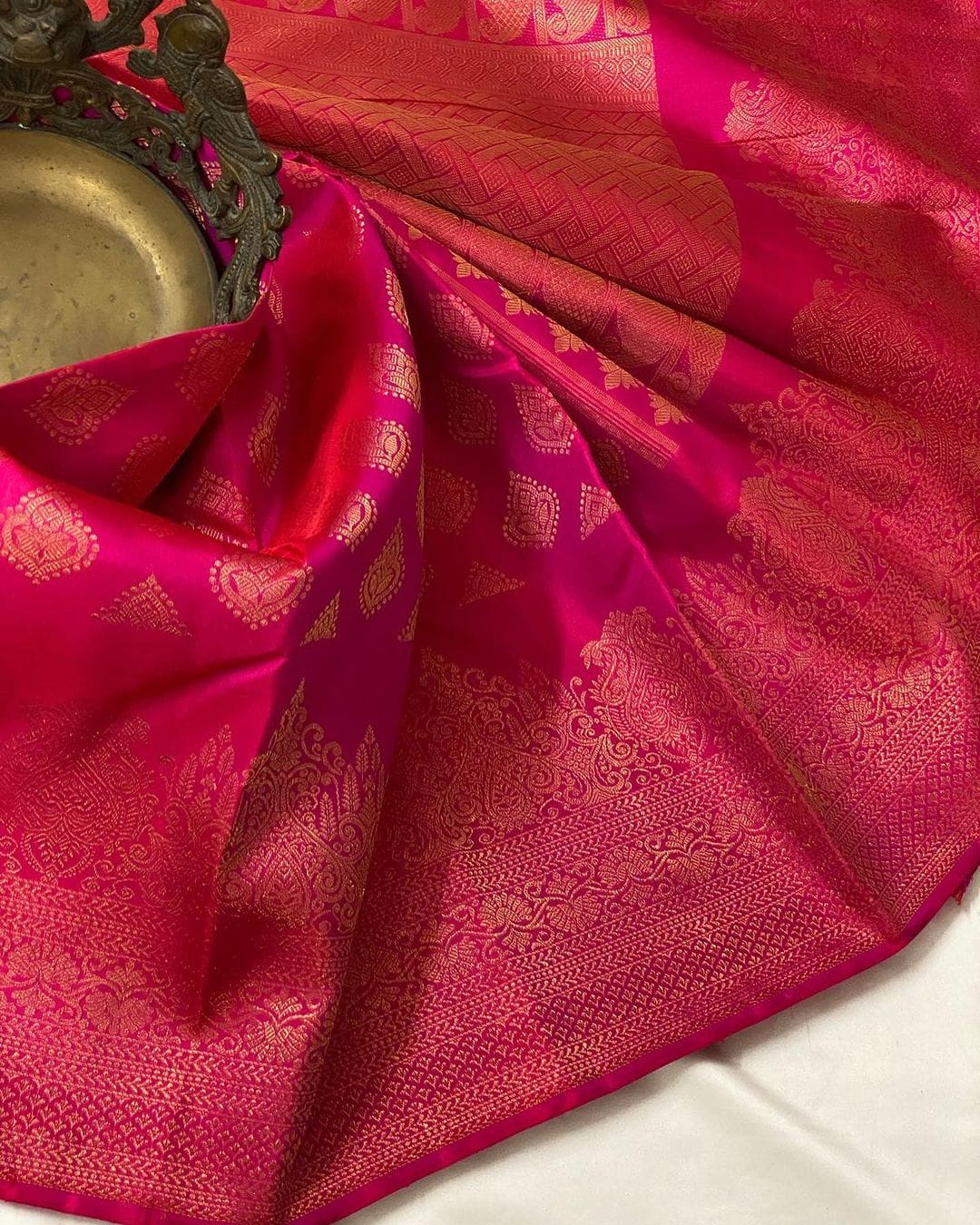 Arresting Dark Pink Soft Silk Saree With Glowing Blouse Piece