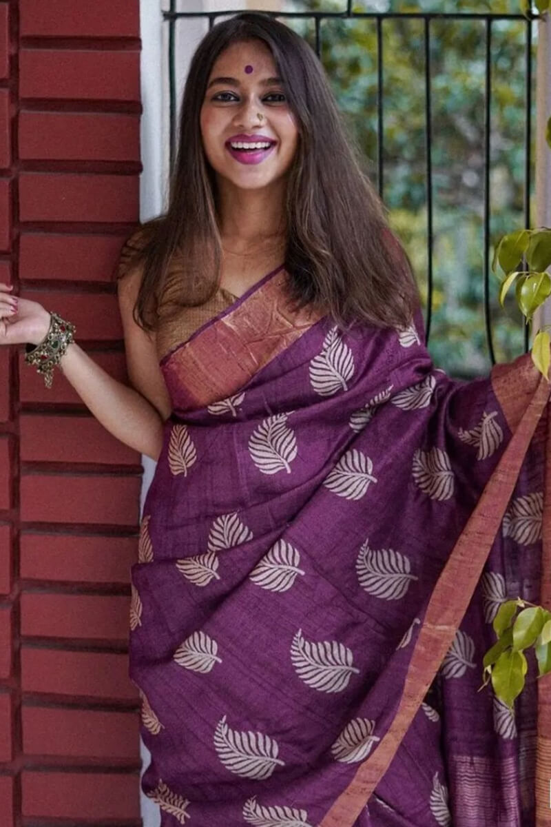 Delectable Purple Linen Silk Saree With Susurrous Blouse Piece