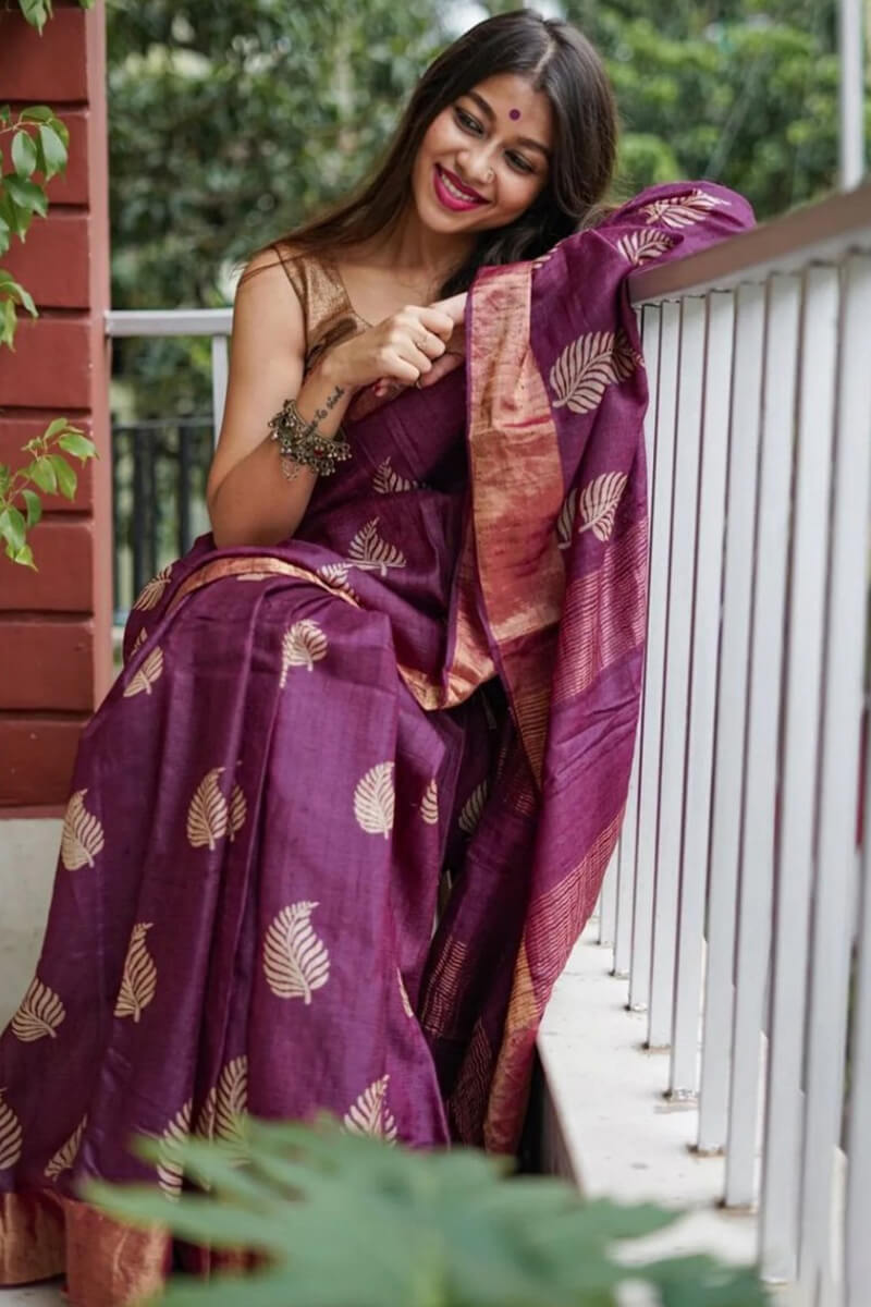 Delectable Purple Linen Silk Saree With Susurrous Blouse Piece