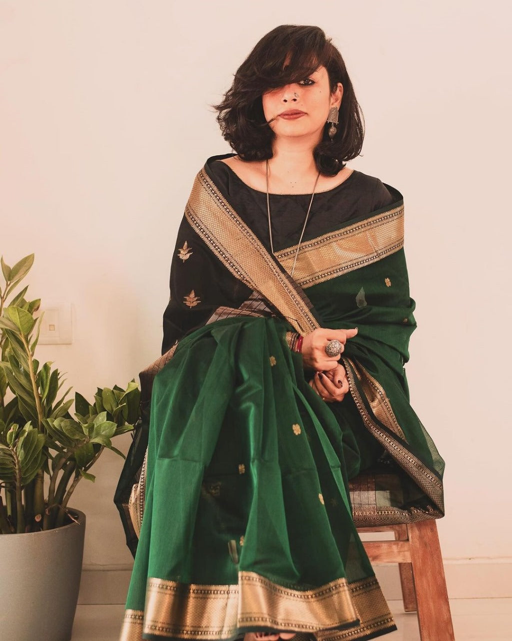 Fancifull Dark Green Linen Silk Saree With Flamboyant Blouse Piece