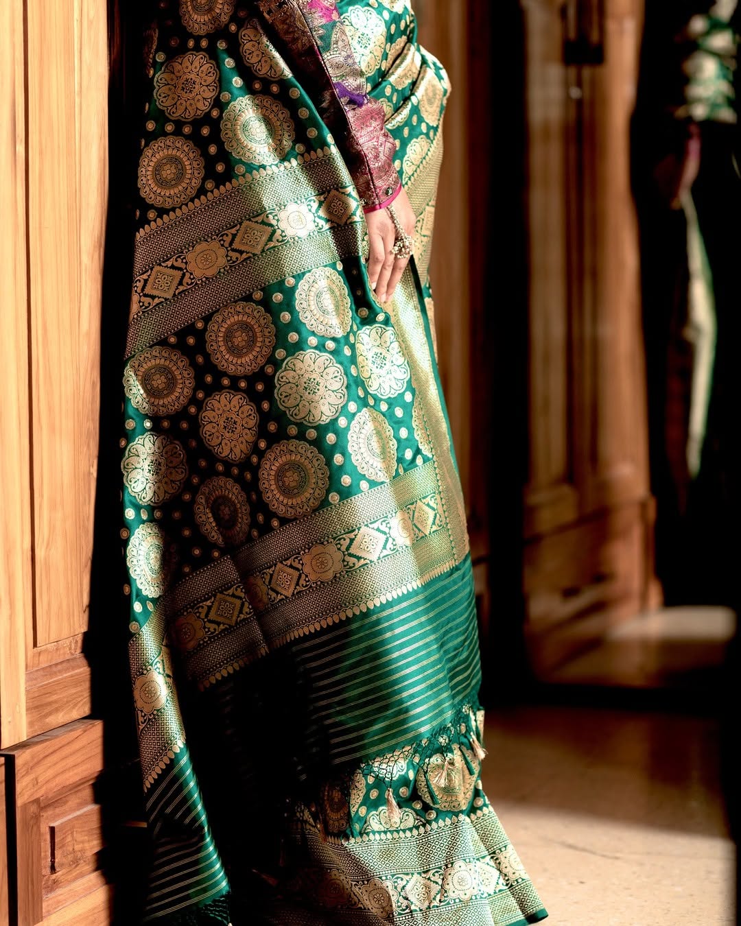 Scintilla Dark Green Soft Silk Saree With Delectable Blouse Piece