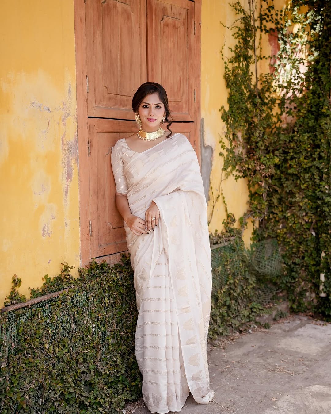 Luminous Off White Soft Silk Saree With Capricious Blouse Piece