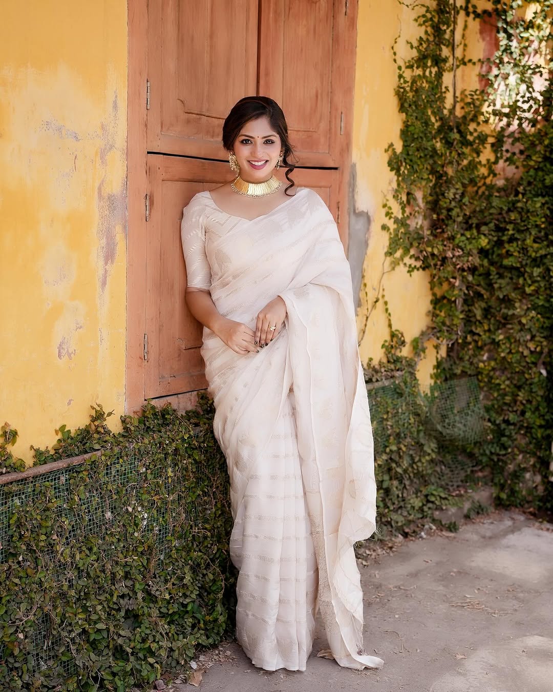 Luminous Off White Soft Silk Saree With Capricious Blouse Piece