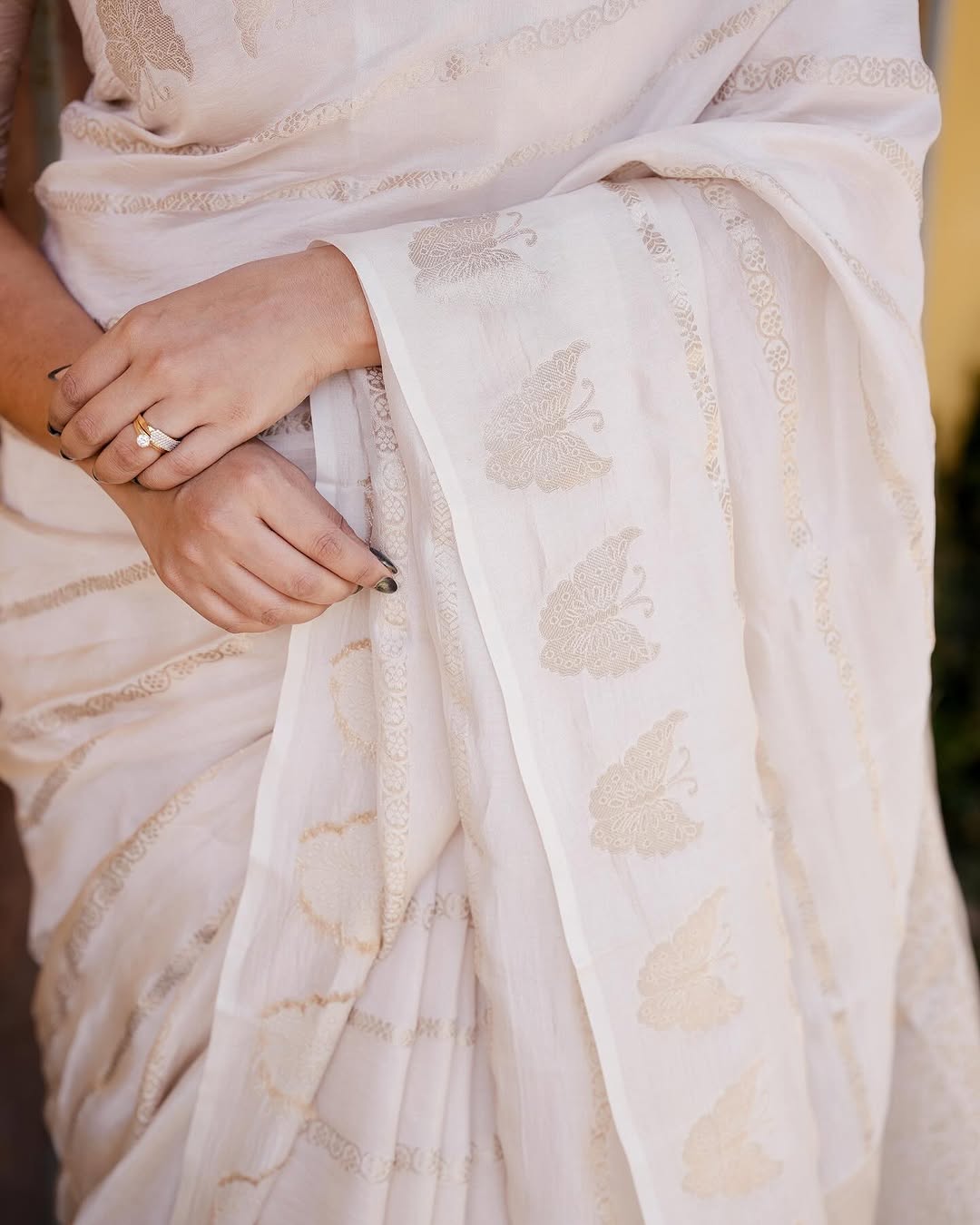 Luminous Off White Soft Silk Saree With Capricious Blouse Piece