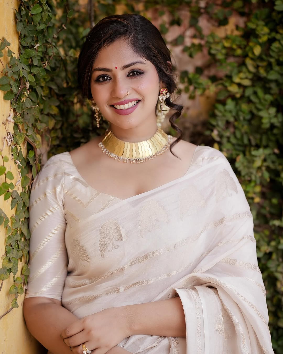 Luminous Off White Soft Silk Saree With Capricious Blouse Piece