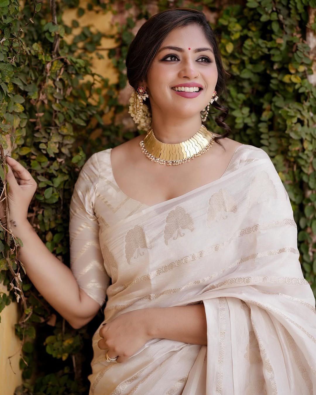 Luminous Off White Soft Silk Saree With Capricious Blouse Piece