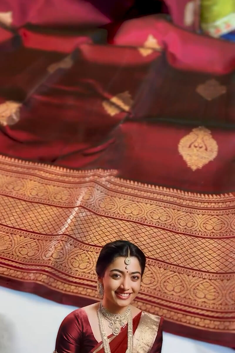 Ineffable Wine Soft Banarasi Silk Saree With Gratifying Blouse Piece