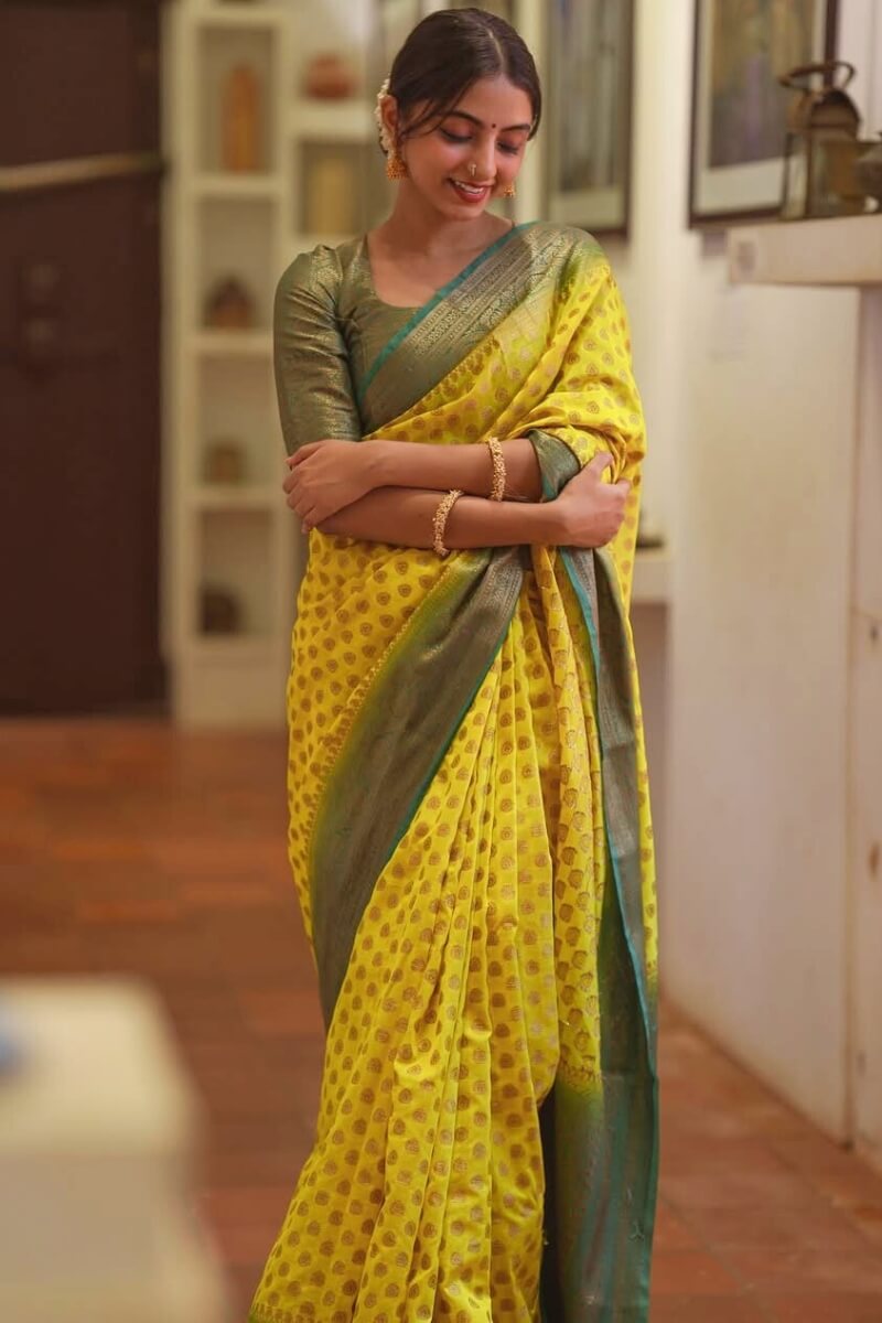 Comely Yellow Soft Silk Saree With Snazzy Blouse Piece