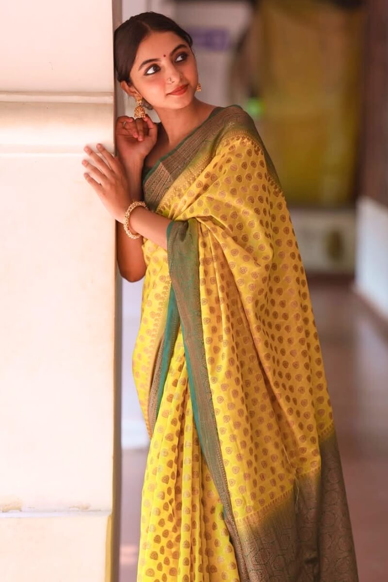Comely Yellow Soft Silk Saree With Snazzy Blouse Piece