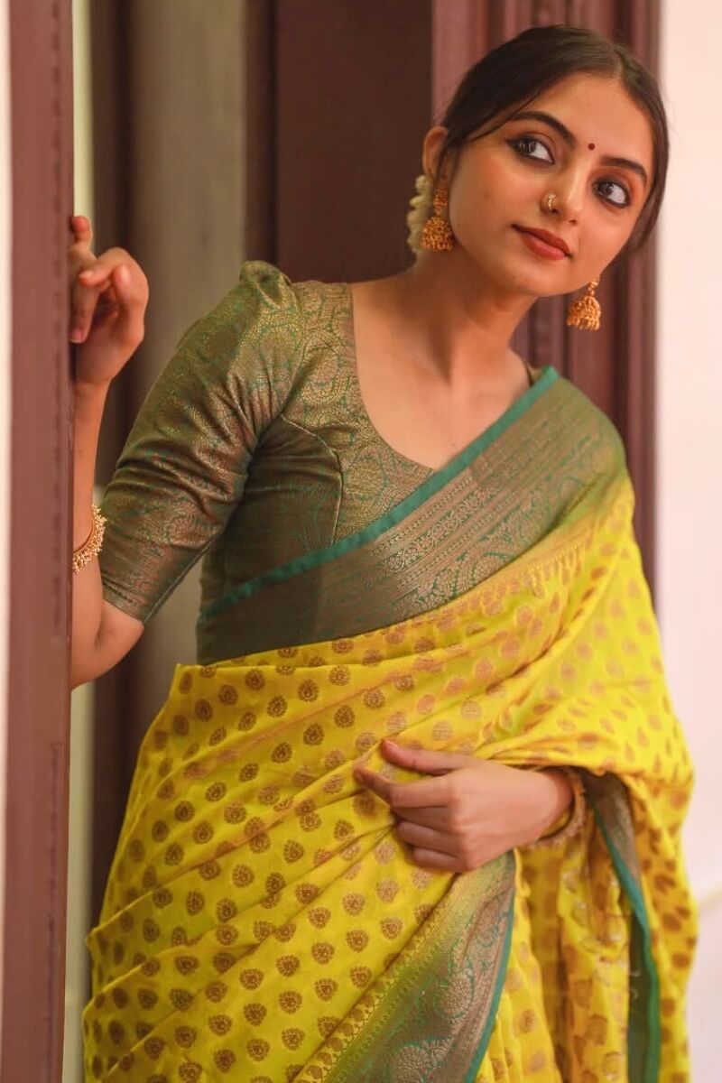 Comely Yellow Soft Silk Saree With Snazzy Blouse Piece