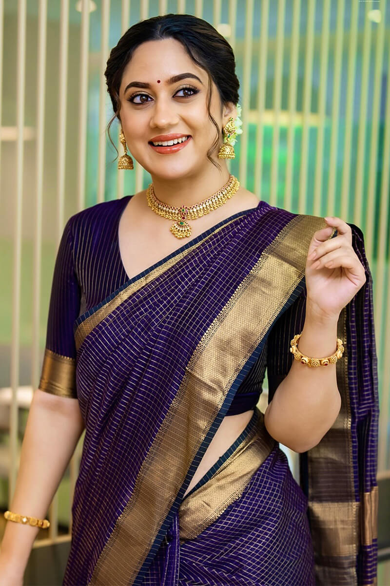 Twirling Navy Blue Soft Silk Saree With Refreshing Blouse Piece
