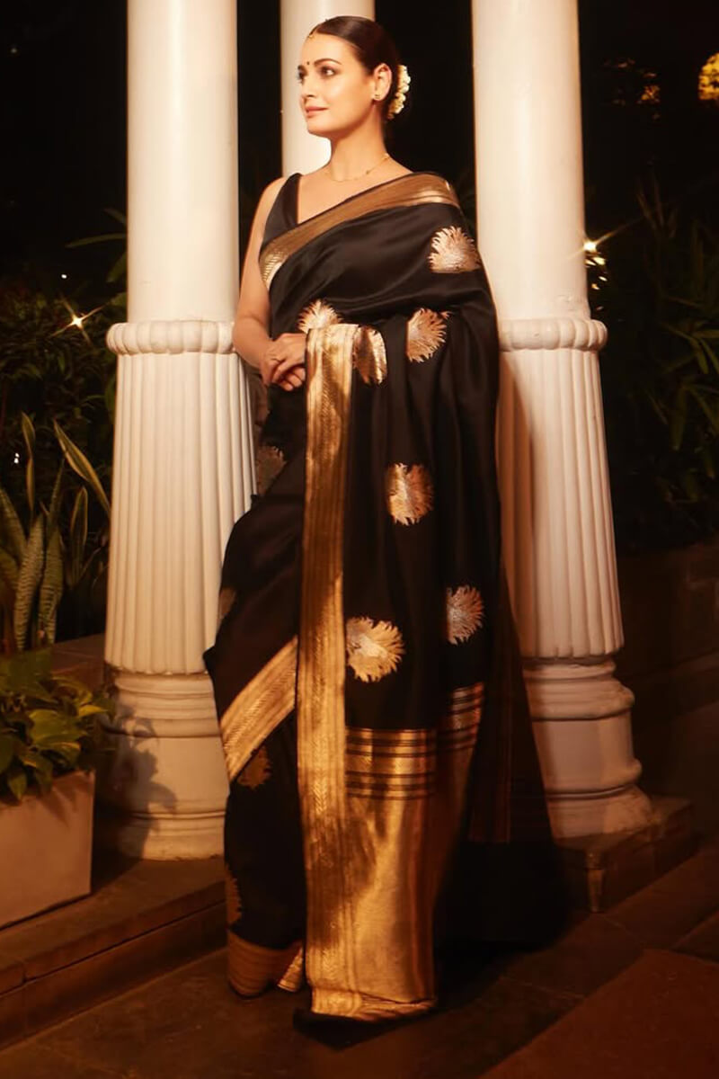 Phenomenal Black Soft Silk Saree With Outstanding Blouse Piece