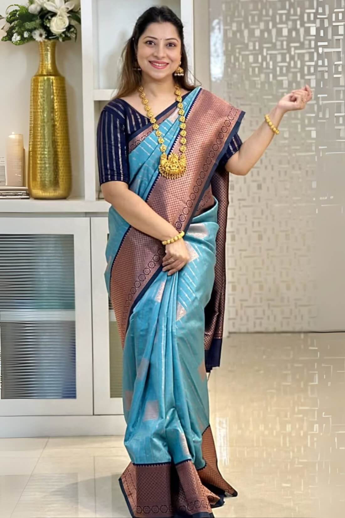 Mellifluous Firozi Soft Silk Saree With Conflate Blouse Piece