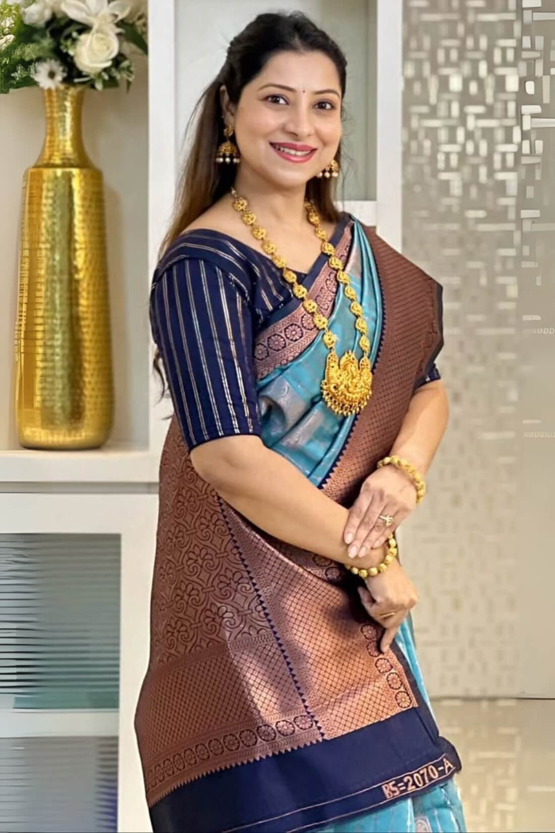 Mellifluous Firozi Soft Silk Saree With Conflate Blouse Piece