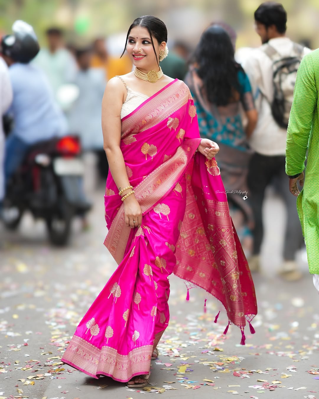 Gratifying Dark Pink Soft Silk Saree With Energetic Blouse Piece