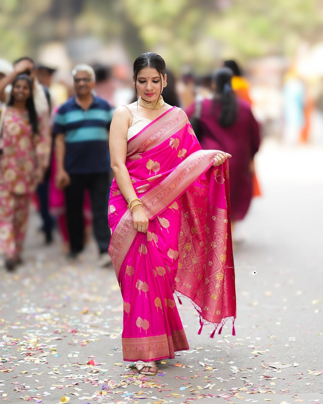 Gratifying Dark Pink Soft Silk Saree With Energetic Blouse Piece