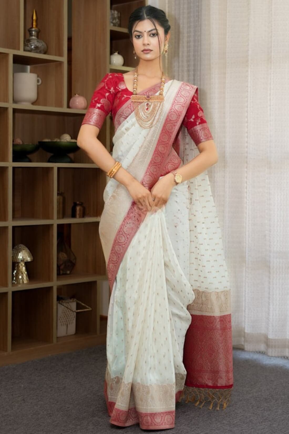 Profuse Off White Soft Silk Saree With Enchanting Blouse Piece