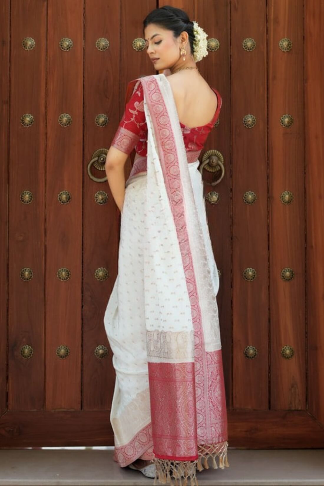 Profuse Off White Soft Silk Saree With Enchanting Blouse Piece