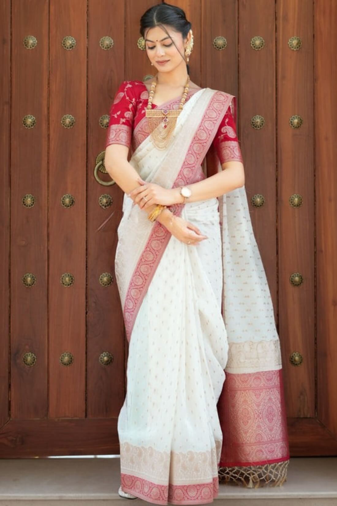 Profuse Off White Soft Silk Saree With Enchanting Blouse Piece