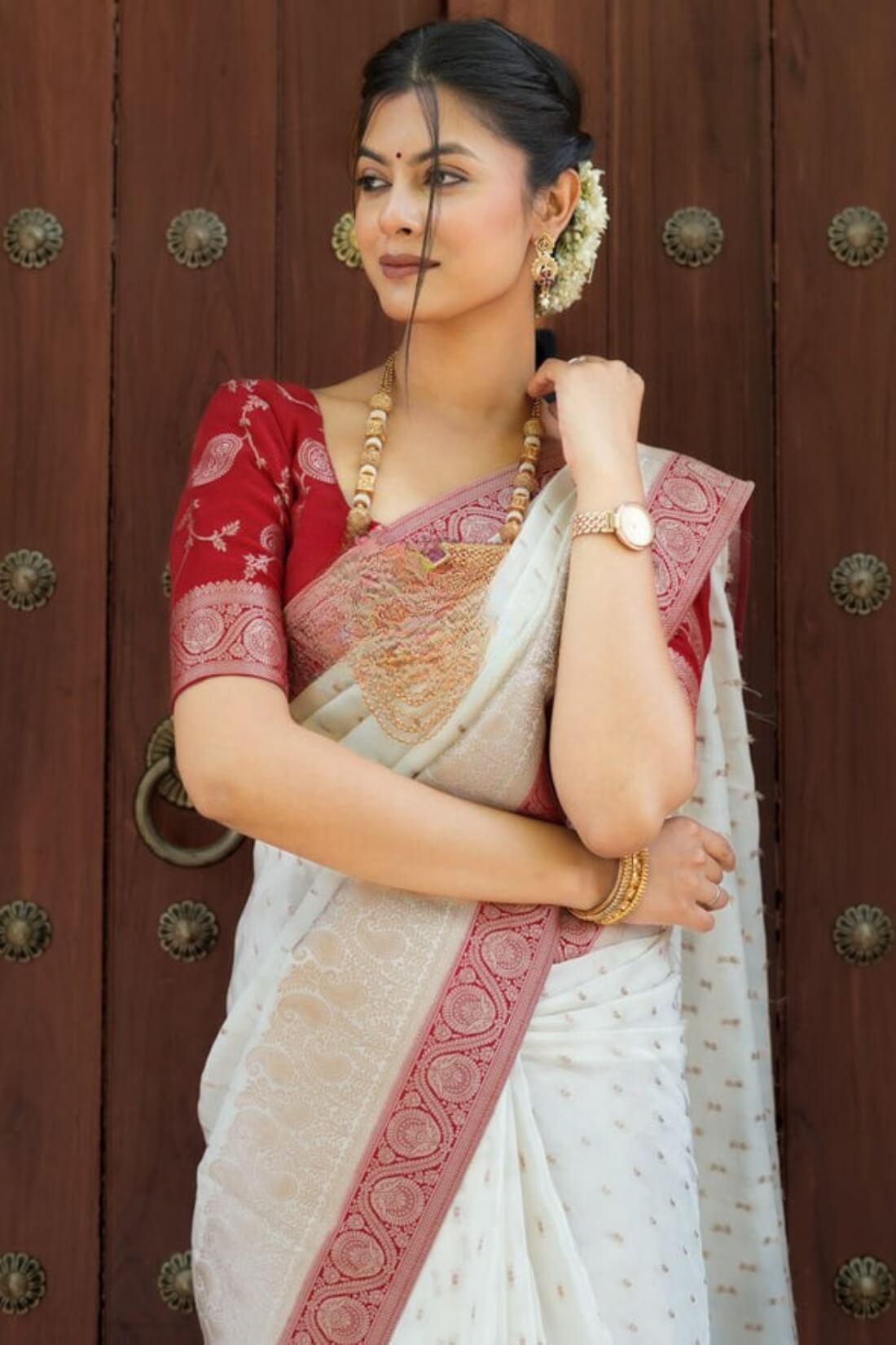 Profuse Off White Soft Silk Saree With Enchanting Blouse Piece