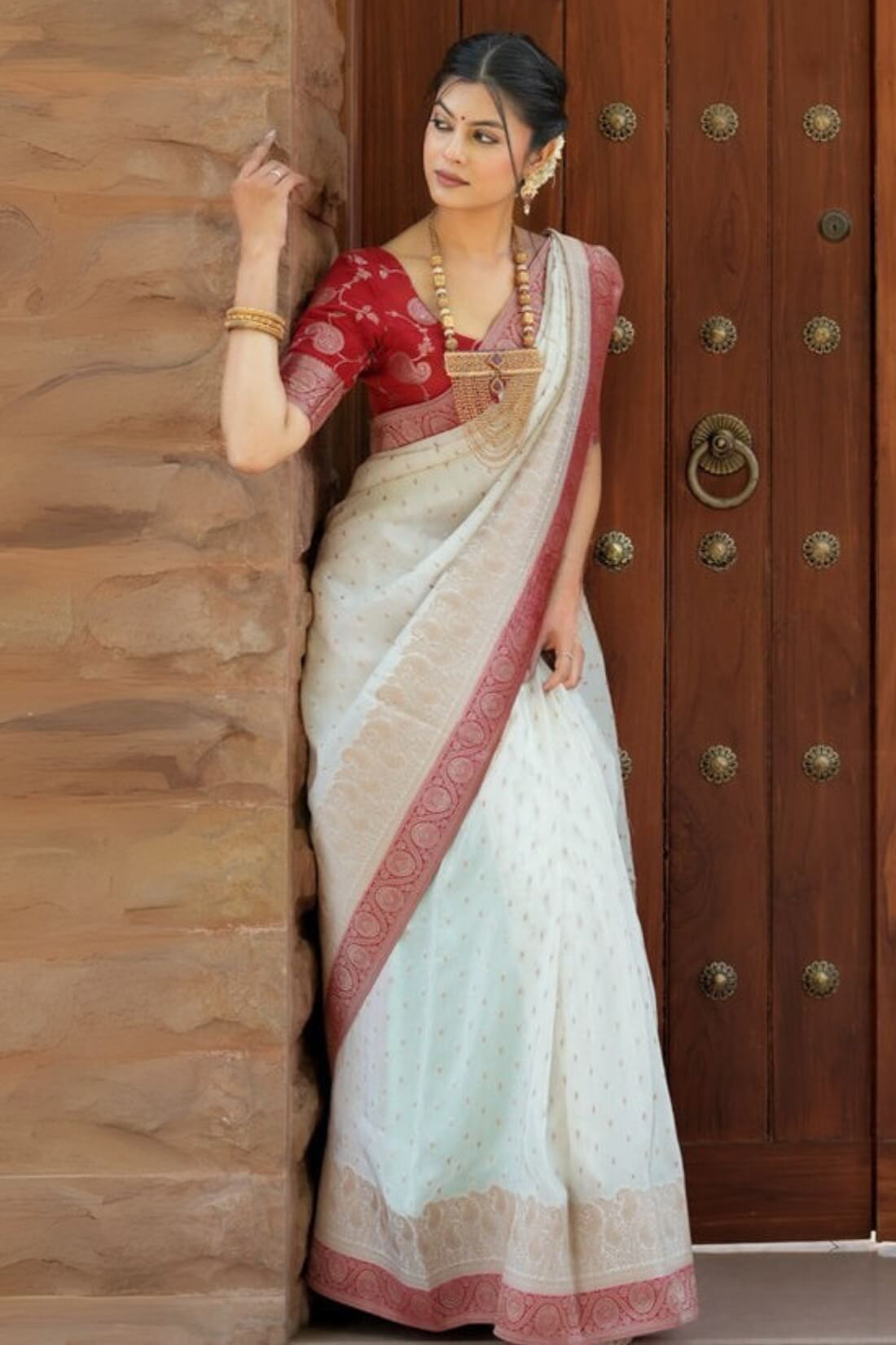 Profuse Off White Soft Silk Saree With Enchanting Blouse Piece
