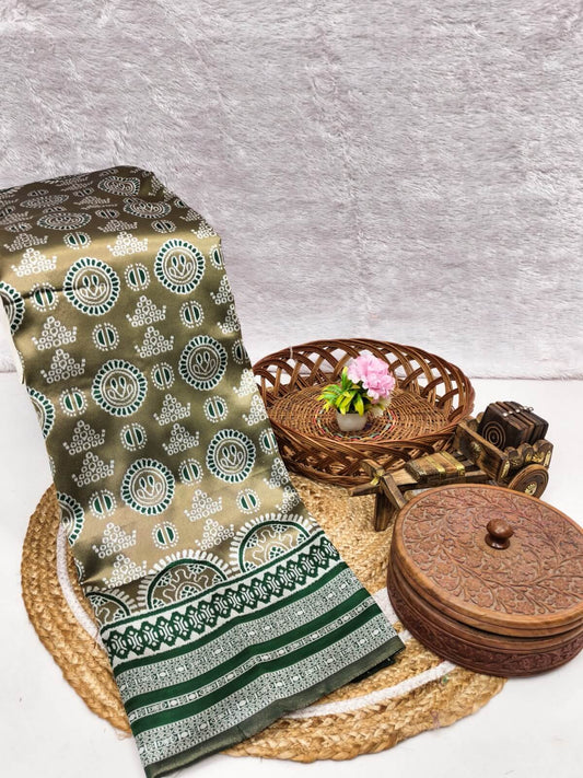 Enchanting Green Pure Zari Weaving Banarasi Silk Saree With Fairytale Blouse Piece