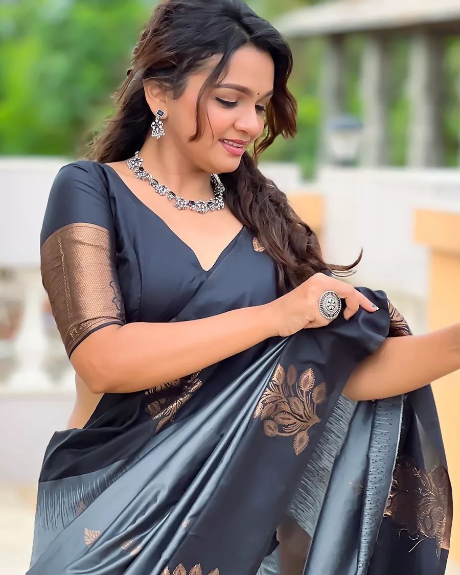 Ornate Grey Soft Silk Saree With Fragrant Blouse Piece