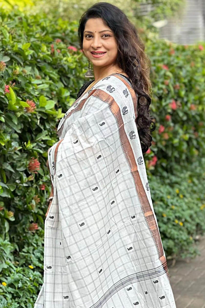 Magnetic Off White Soft Silk Saree With Quintessential Blouse Piece