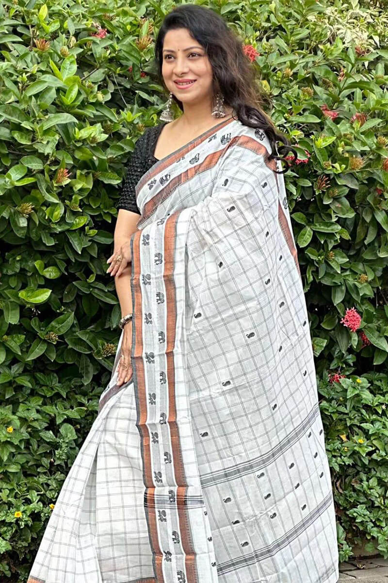 Magnetic Off White Soft Silk Saree With Quintessential Blouse Piece