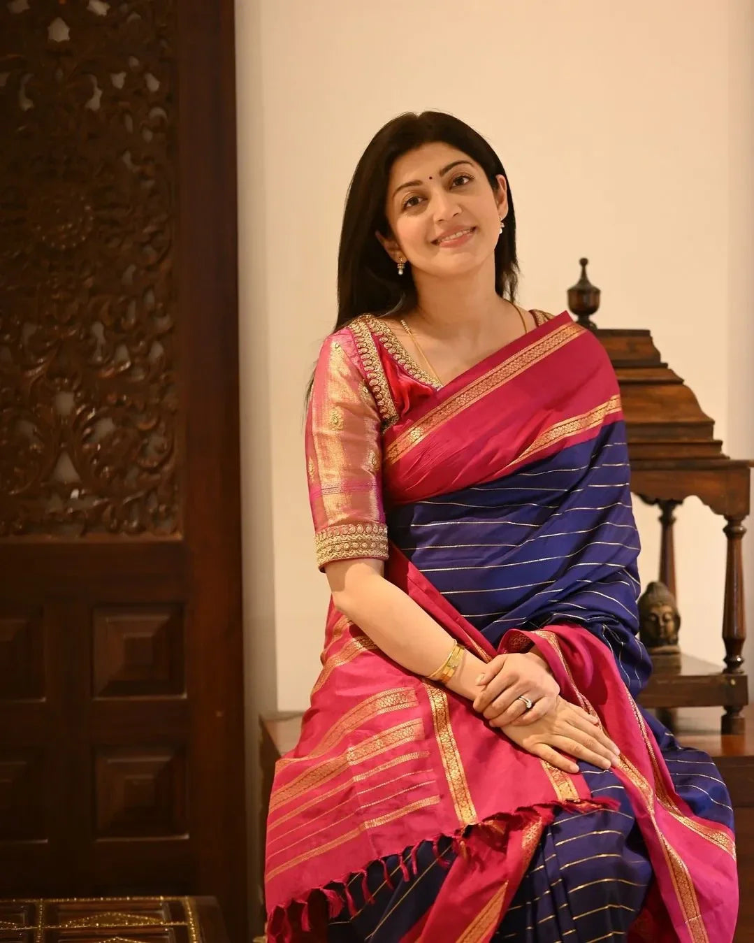 Luxuriant Navy Blue Soft Silk Saree With Amiable Blouse Piece