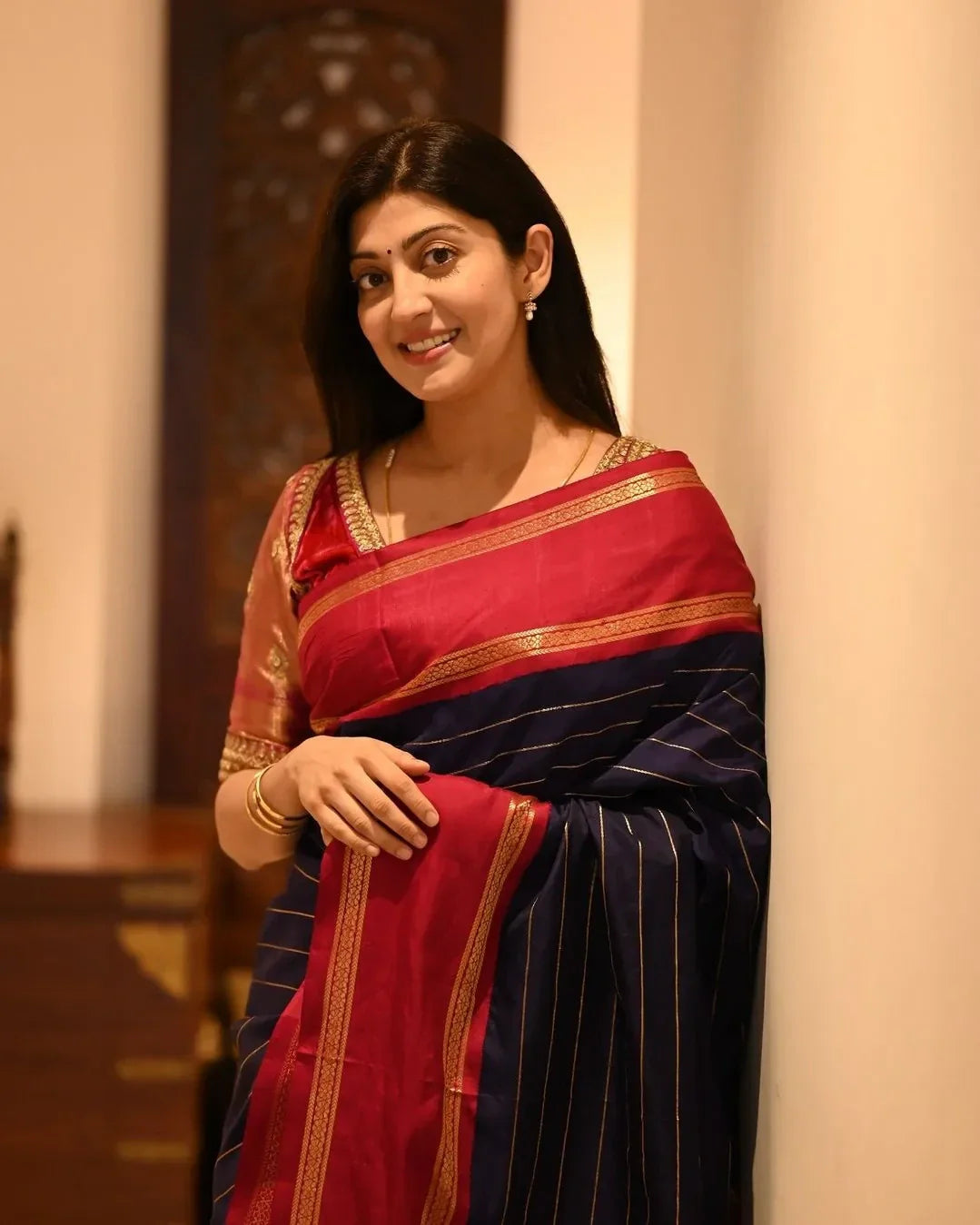 Luxuriant Navy Blue Soft Silk Saree With Amiable Blouse Piece
