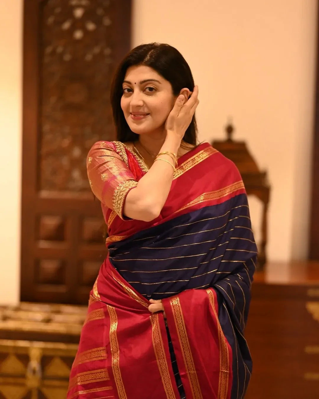 Luxuriant Navy Blue Soft Silk Saree With Amiable Blouse Piece