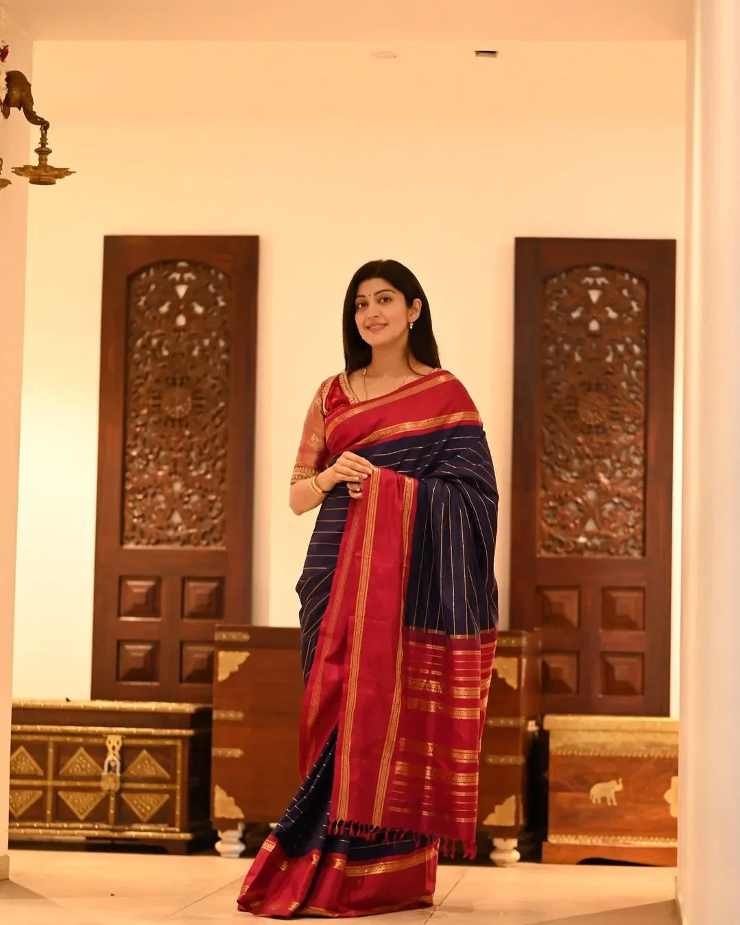 Luxuriant Navy Blue Soft Silk Saree With Amiable Blouse Piece