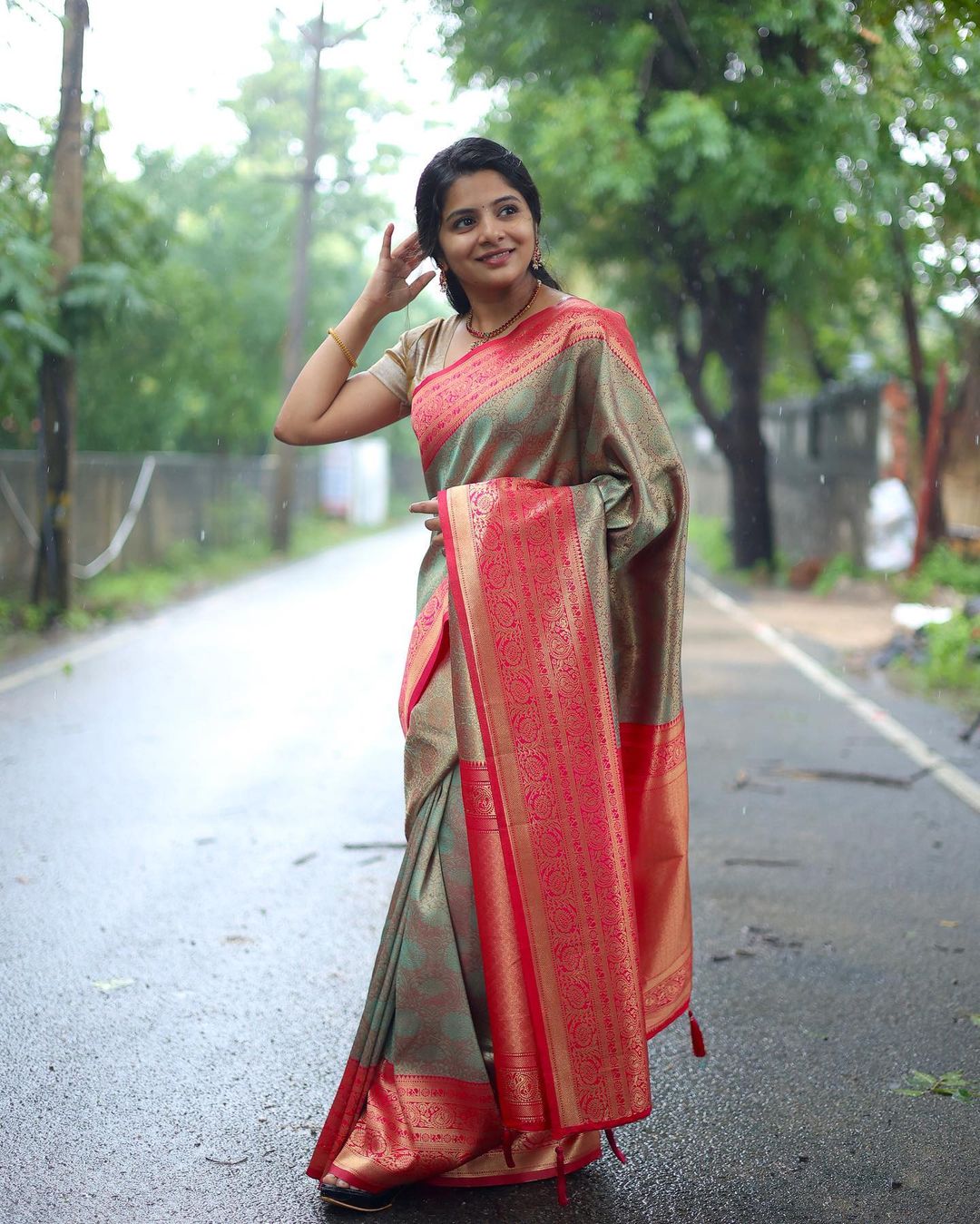 Adoring Sea Green Soft Silk Saree With Aplomb Blouse Piece