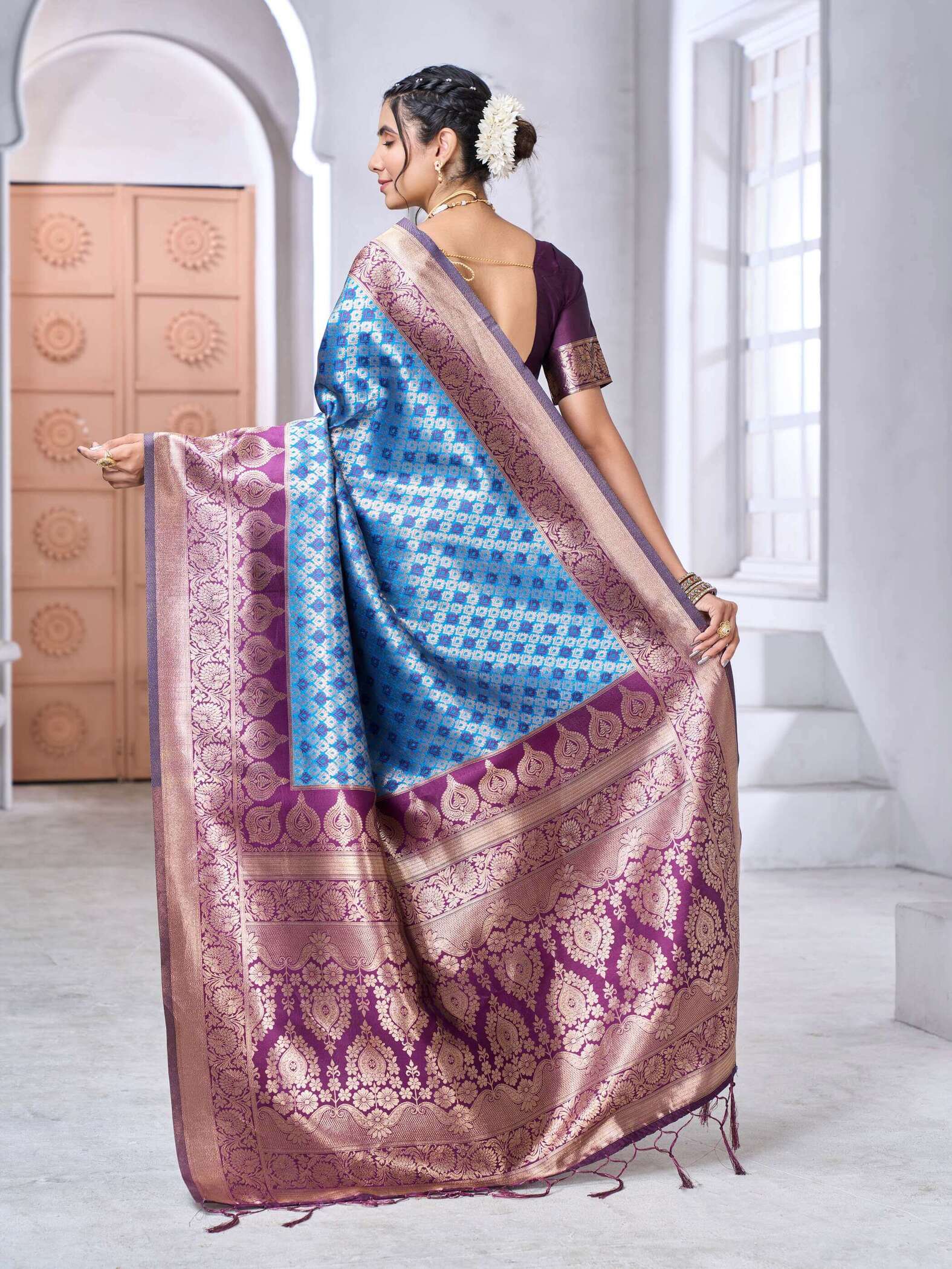 Groovy Firozi Soft Silk Saree With Enigmatic Blouse Piece