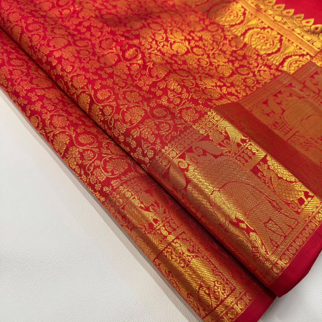 Enamoring Red Soft Banarasi Silk Saree With Arresting Blouse Piece