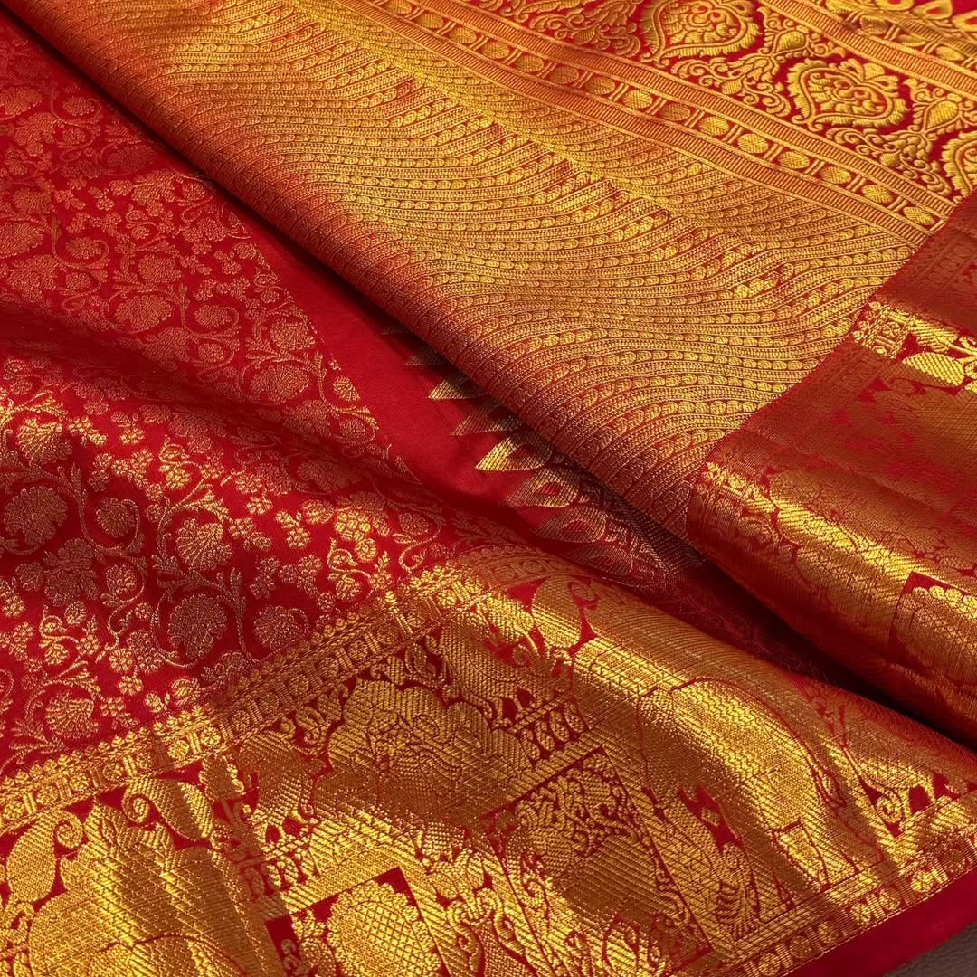 Enamoring Red Soft Banarasi Silk Saree With Arresting Blouse Piece